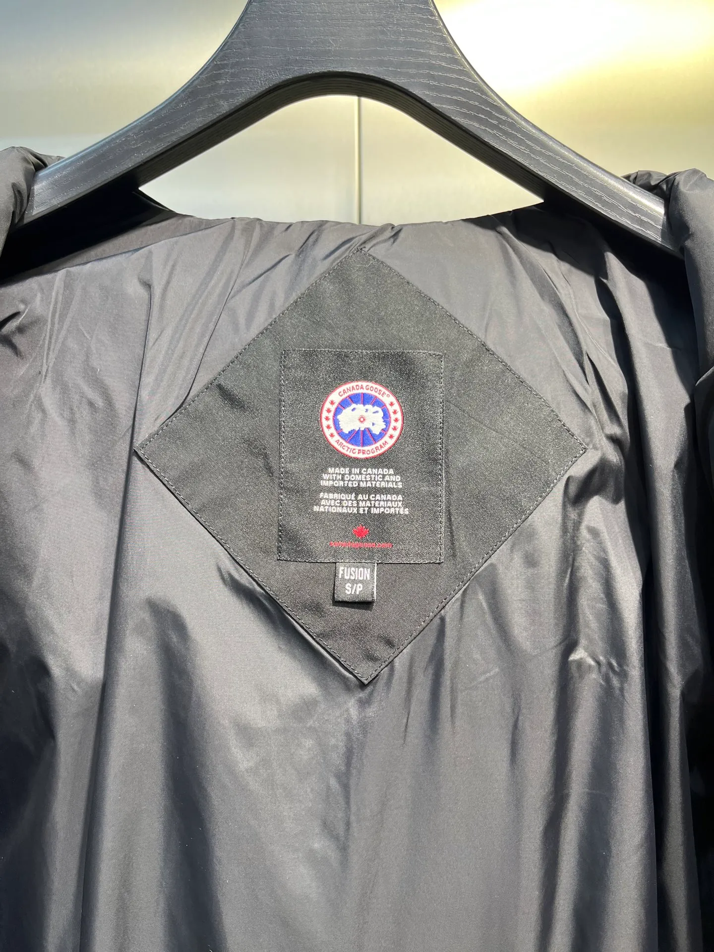 P860 Canada Goose 14 models Canada Goose🌟 Natural Siberian coyote fur collar, the delicate and strong feel, is the sense of life that comes from the erosion of natural wind and frost! Authentic version! All the details are in place! The fabric is made of high-density nano-level waterproof fabric, which is windproof and wear-resistant, and has a certain thickness! The down is 90% national standard white duck down, which can be taken for testing. It uses an imported down flushing machine for accurate down flushing! The grams are guaranteed to be the same. It will not be like the hand racing in small workshops, resulting in more velvet here and less velvet there. The zipper is the YKK brand used by Canada Goose! Smooth and comfortable on both sides! In order to prevent cold wind from pouring in, a double closure design is adopted. On the premise of the traditional zipper fly, a secondary closure with large military buttons is used to bring better warmth retention effect. It retains the classic hooded design and uses super large luxurious wolf fur to protect against wind and cold! The fur collar is removable! It doesn’t matter how low the temperature is this winter, a big goose suit is enough. I’ll give you the wind and temperature!  Size: s-xxl